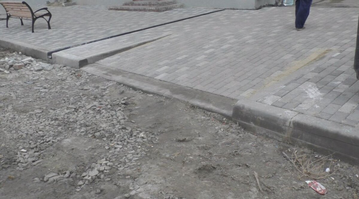 Когда положат асфальт бордюр не будет вровень с дорогой, с коляской передвигаться будет неудобно.