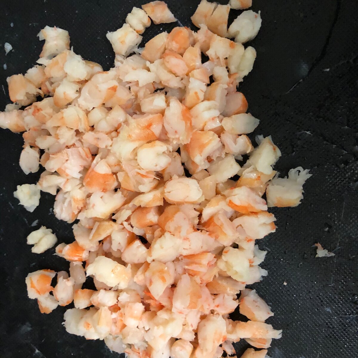 Креветки нарезать