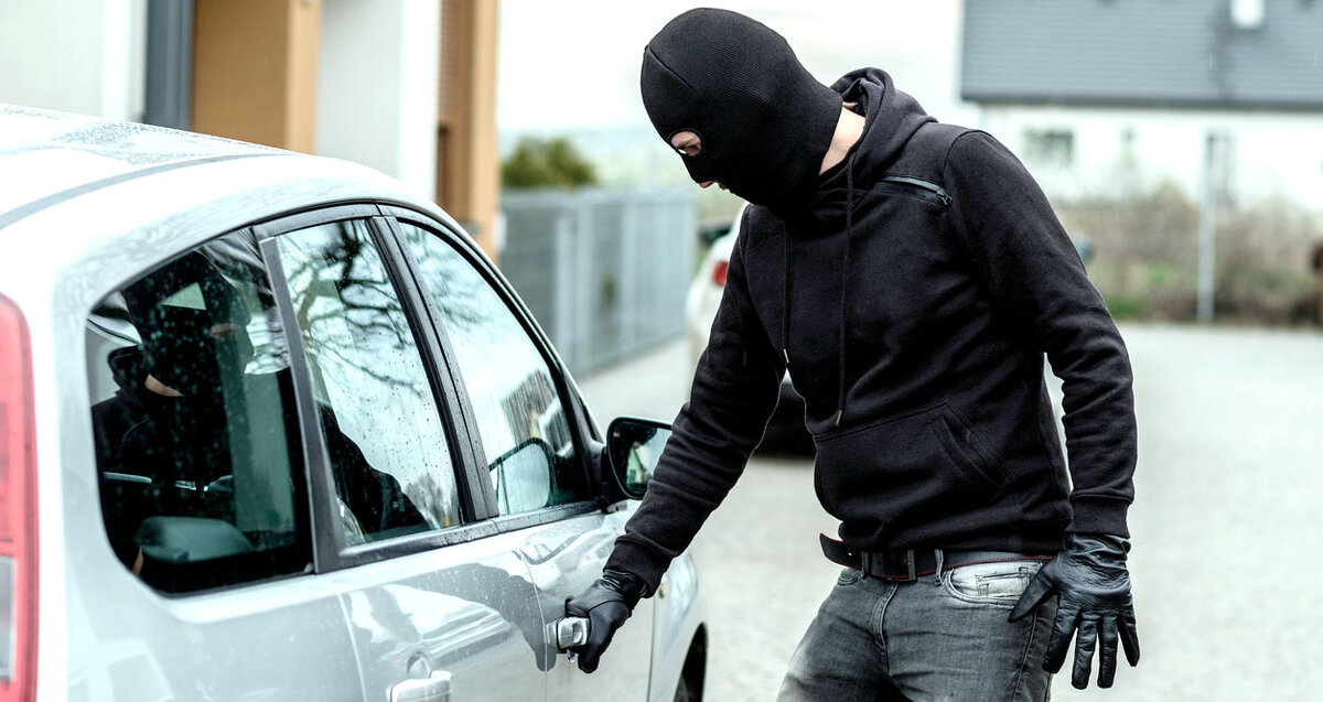 Попытка открыть дверь автомобиля