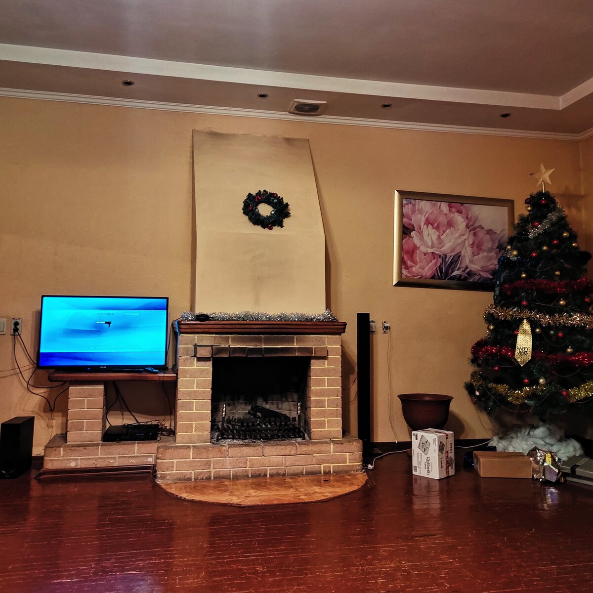 На фото дом выглядел симпатично, вживую же его не спасала даже елка и камин