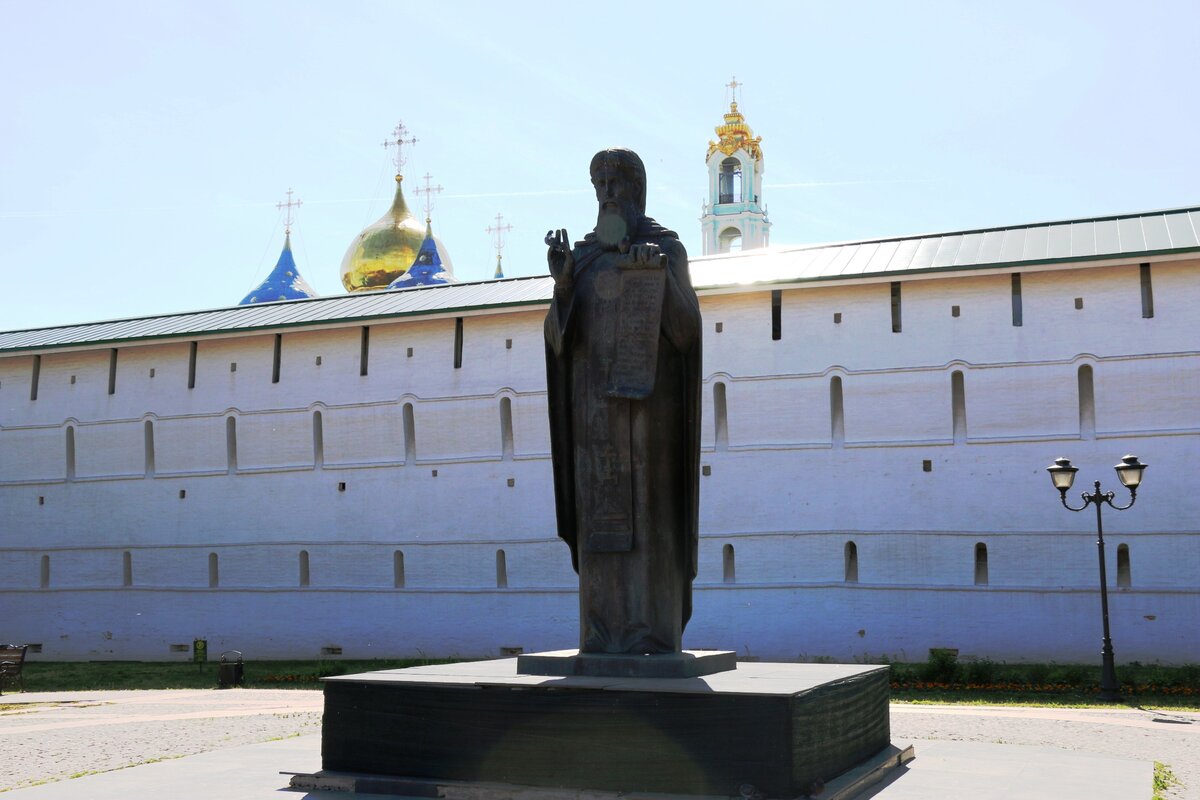 Памятник сергию радонежскому. Троице-Сергиева Лавра памятник сергию Радонежскому. Сергиев Посад Лавра памятник сергию Радонежскому. Памятник преподобному сергию Радонежскому в Сергиевом Посаде. Сергиев Посад достопримечательности памятник сергию Радонежскому.