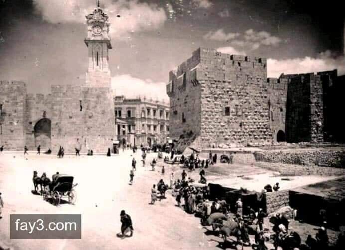 Часовая башня и Хевронские ворота для прохода в город Иерусалим. Старое фото.