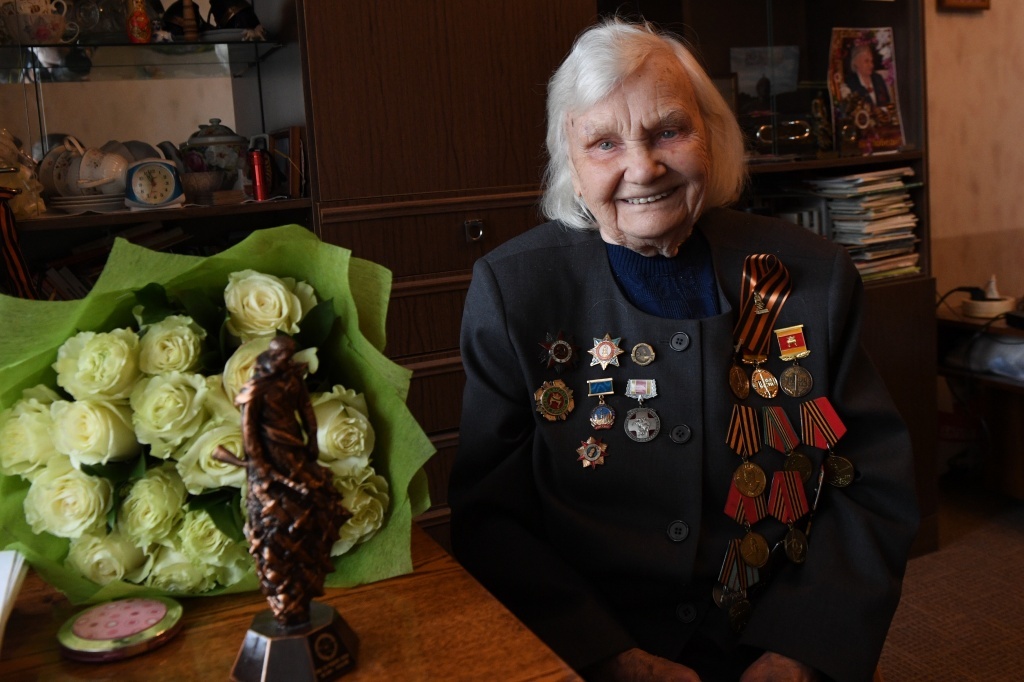 Игорь Руденя поздравил со 96-летием ветерана Антонину Гордееву