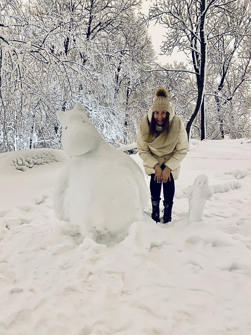Дождалась за 4 года первой снежной зимы в городе Турку. На фото я и финские снеговики в виде муми-тролля и маленького приведения. Прогуливаясь возле обсерватории увидела их и подумала, что очень символично получилось название блога 😍Жизнь в стране муми-троллей