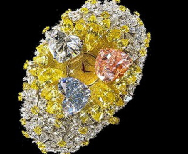 Chopard – это не часы, а уникальное произведение искусства в сочетание с достижениями часового производства. Часы – браслет, украшены тремя драгоценными камнями в форме сердца – голубым, красным и белым. Общий вес трех бриллиантов 38 карат, а вес всех камней на часах – браслете достигает 200 карат. Стильное и дорогое украшение, от которого не устоит ни одна женщина. 
