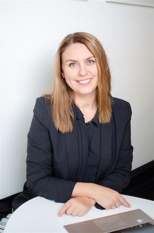 "На моих индивидуальных консультациях я помогаю клиентам услышать и познать себя. Результат, с которым бы клиент хотел уйти, всегда формируется в начале каждой сессией самим клиентом. Только потом мы начинаем исследовать запрос, а я как партнер и проводник к его целям помогаю ему в этом"