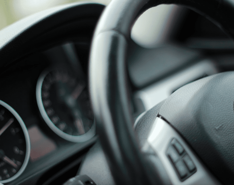 В 2021 году законодательная база РФ содержит несколько основных нормативных документов, дающих право переоформить транспортное средство без смены номерных знаков. Основным законом, регламентирующим данную процедуру, является Приказ МВД России №605. Он издан 7.08.2013 г и носит название «Об утверждении Административного перечня регламента МВД РФ по оказанию государственных услуг по регистрации транспортных средств и прицепов». Этот документ гласит, что в обязательном порядке смена номеров и снятие автомобиля с государственного учета производится в случае нахождения покупателя за пределами РФ или же при оформлении ТС на утилизацию. В остальных случаях снимать авто с учета для продажи и заменять номера на новые не обязательно.