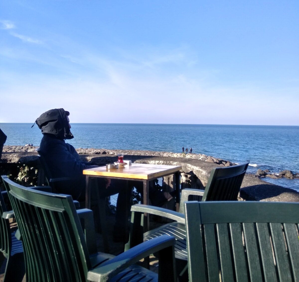 Трабзон, турок пьёт свой чай, наслаждаясь видом на море. У него на столе —  тюльпанчик