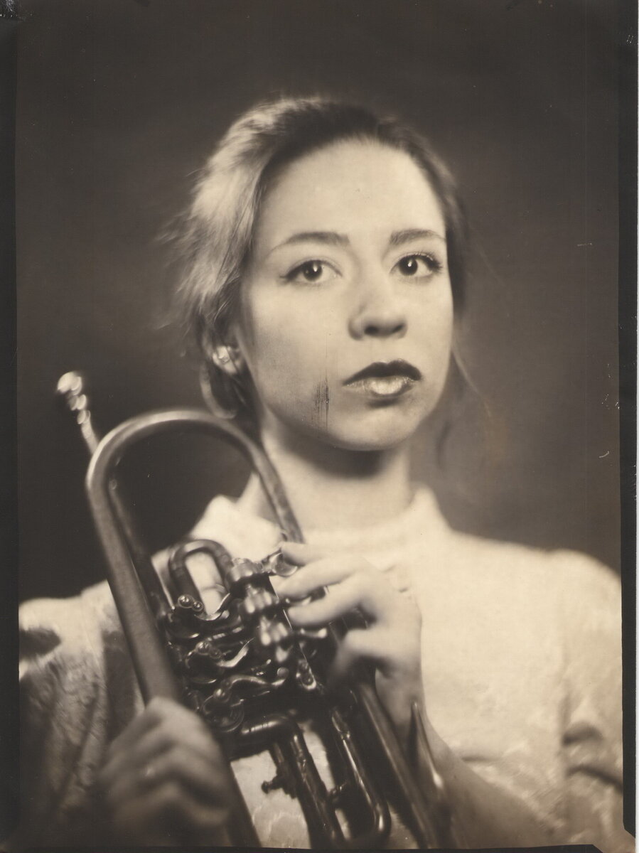 До этого знал что неукоснительно надо соблюдать правила дорожного движения а где 60 ехать не 65 а лучше 55 чтобы не нарушать правила дорожного движения и не попадать на камеры таким образом мы въехали в Хельсинки. Встретились с парнем . правда в Хельсинки оказалось очень сложно водить машину, потому что Все не  привычно. Самое первое купили местную сим карту и без лимитным интернетом . около 10-15 евро на месяц. Поняли что есть Бесплатные парковки и места где можно бесплатно парковаться ..