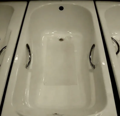 Вода в стальных ванных остывает быстрее из-за лучшей теплопроводности, к тому же из-за особенностей материала такие ванны более шумные