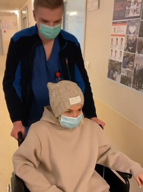 Последнее время 49-ти летней Лере Кудрявцевой не везёт. В  декабре 2019 (перед самым Новым годом) телеведущей пришлось делать экстренную операцию по удалению грудных имплантов.-2-3