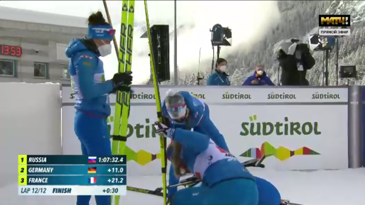 Уставшую Кайшеву обнимают подруги по команде. Источник: мой скриншот с трансляции "Матч ТВ"