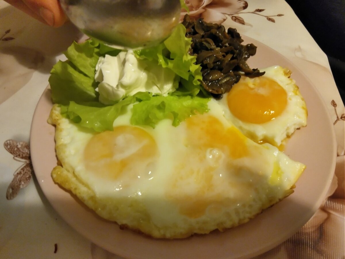 Тарелочка мужа. Желток растения один, но от этого не менее вкусно. Уже отломил кусочек)))