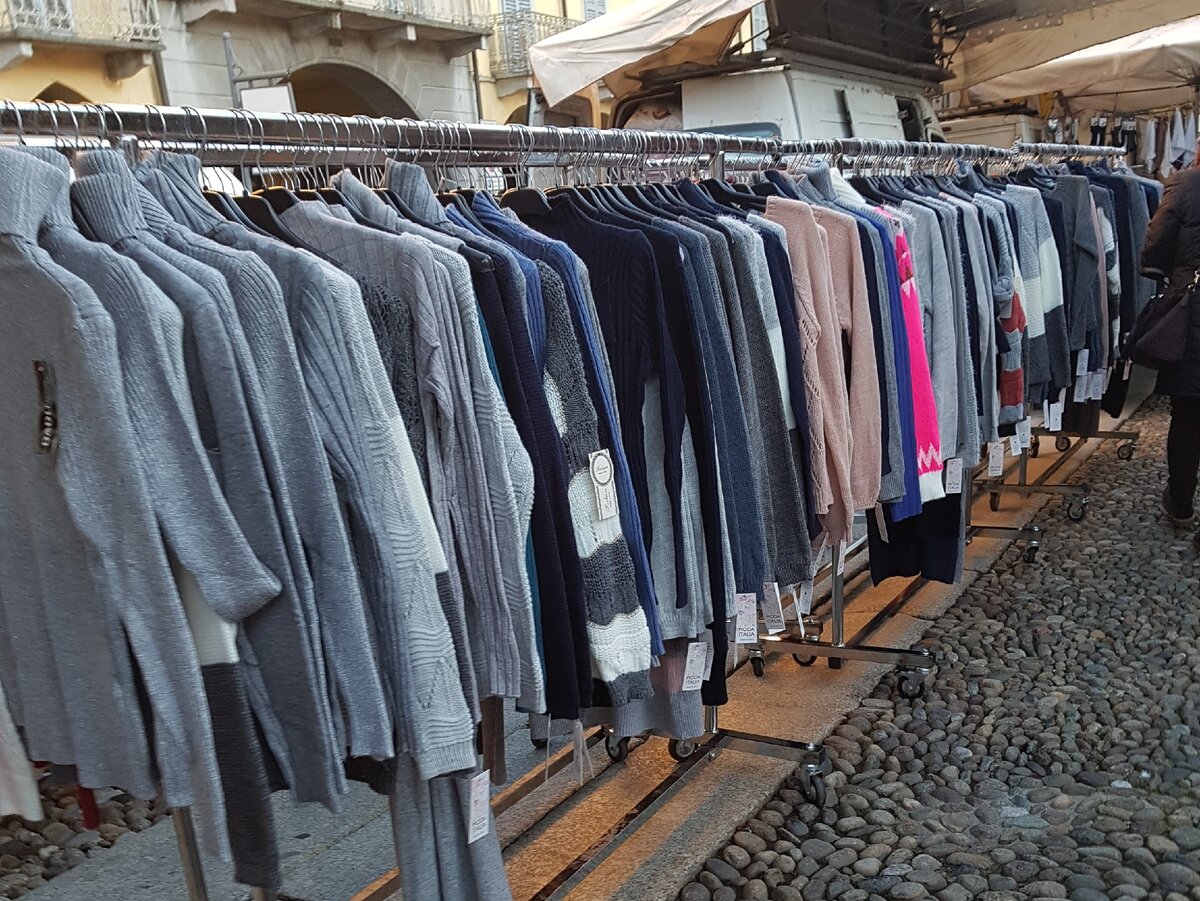 Ряды с китайской одеждой