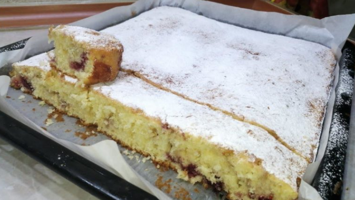 фото:http://kulinaroff.org/vozdushnyj-pirog-k-chaju-pirog-na-kefire/