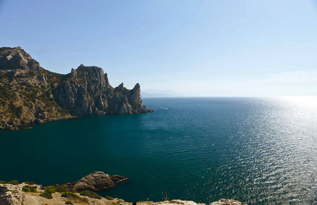 Черный берег крыма. Эвксинский понт черное море. Крымское черное море. Черное море пляж Крым. Берег черного моря Крым.