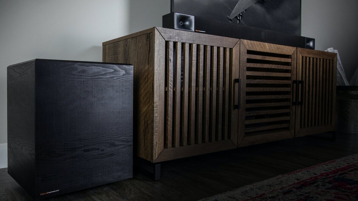 Система Klipsch Cinema 600 с пультом. Изображение с официального сайта klipsch.com