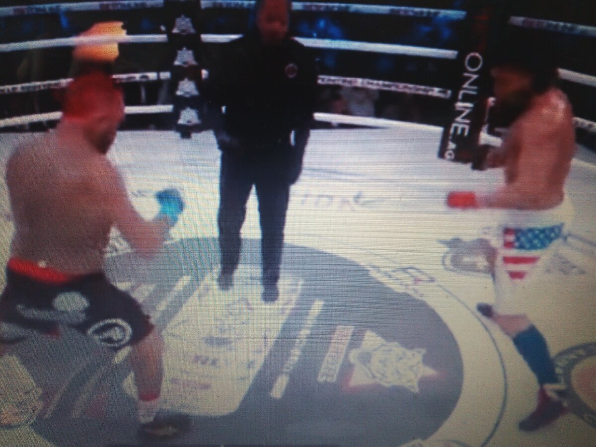 Либен с красными волосами  - слева, а справа - Генри. 