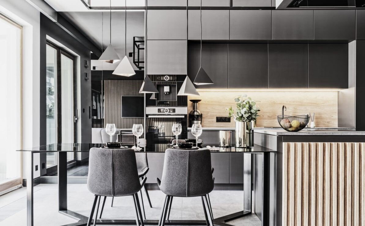 Современная кухня с добавлением дерева