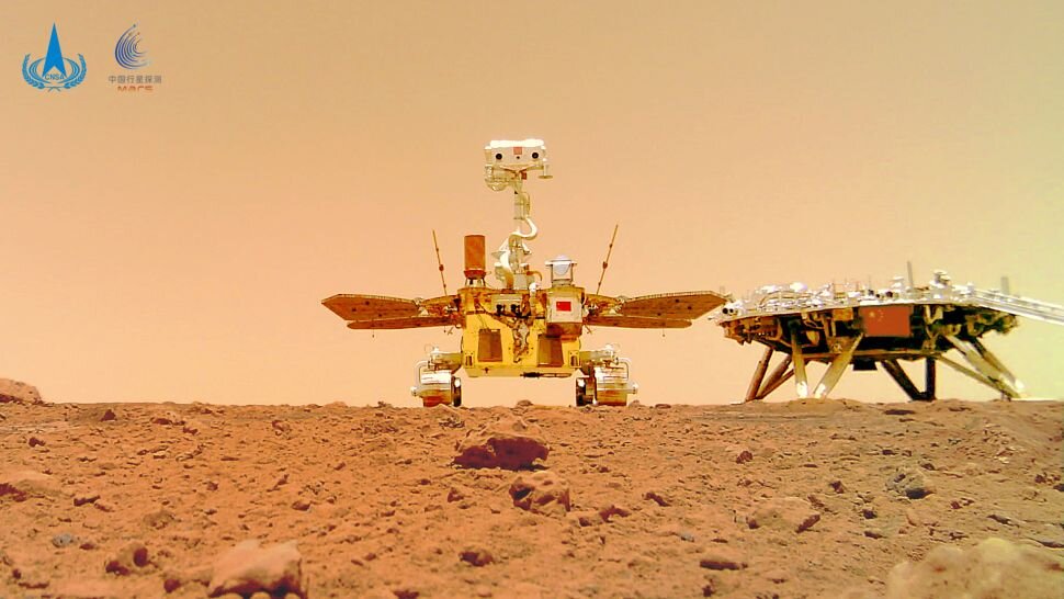 Китайский марсоход Zhurong проехался по красной планете. Достал селфи-палку. И выложил фотку в Инстаграм. На этом фото марсоход вместе со своей посадочной платформой.