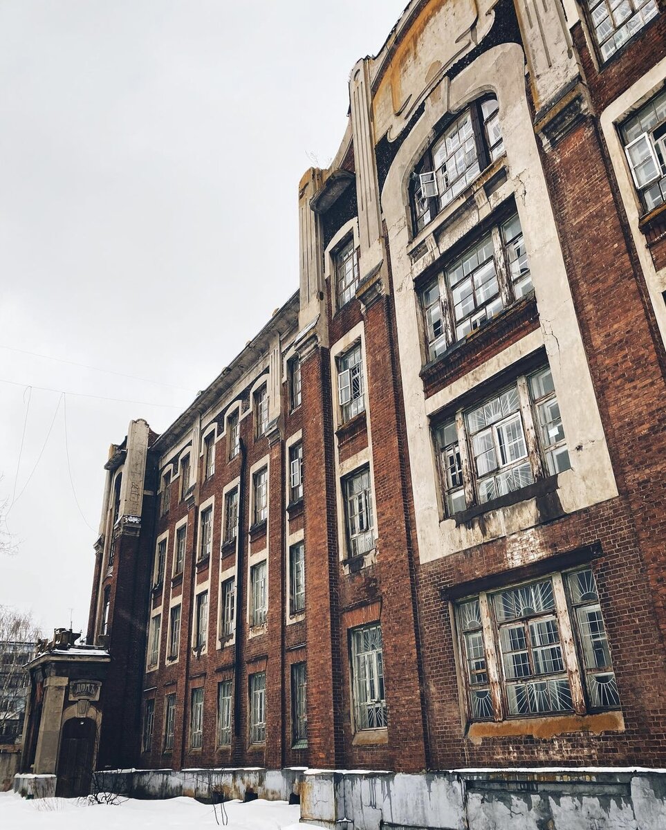 На улице 8 марта Морозовские казармы - это 3 дома, 1 из которых жилой, а 2 и 3 - действующая Психиатрическая больница. Фото автора