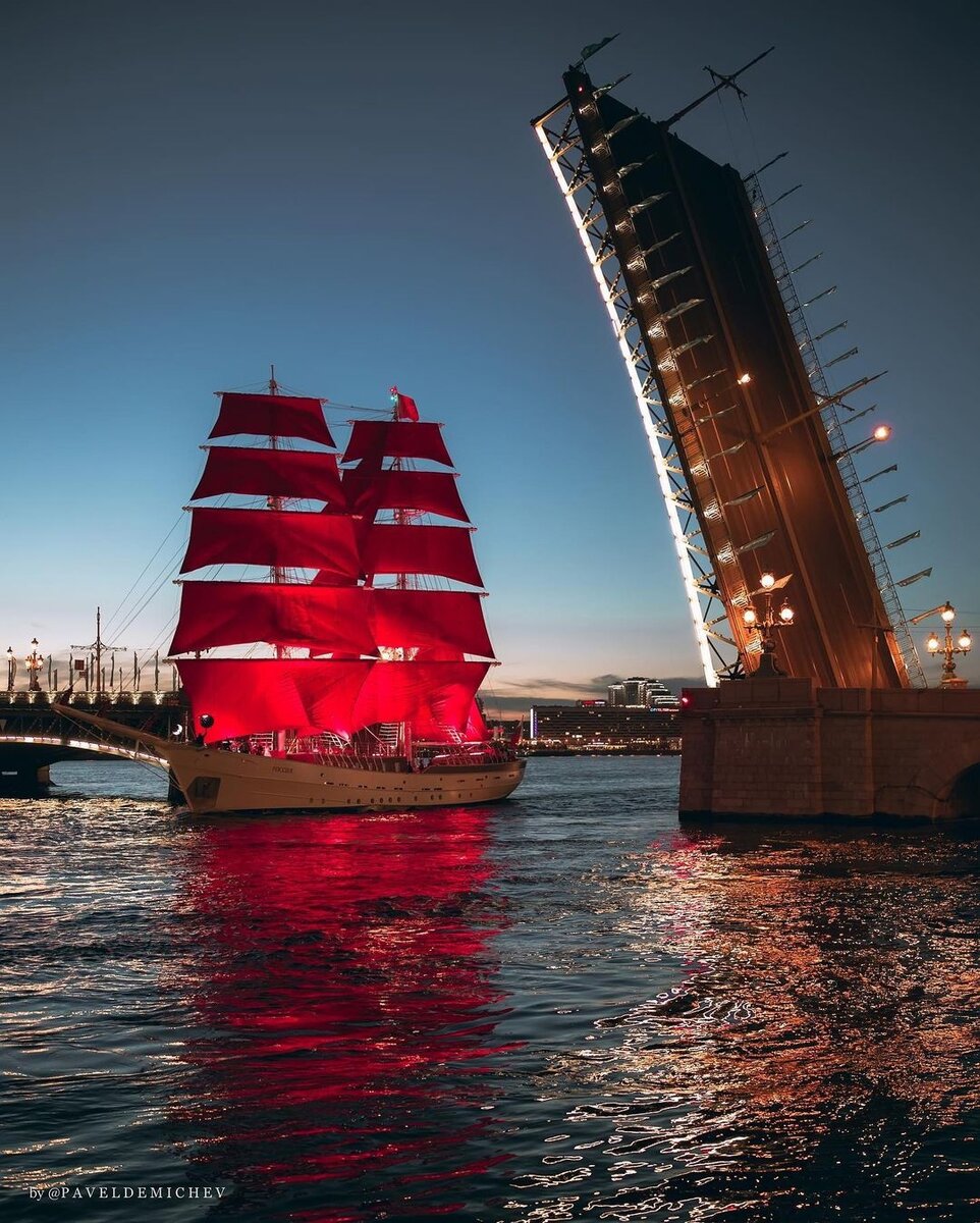 В этом году власти Петербурга решили порадовать выпускников и провести легендарный праздник традиционно: с шоу на воде, известными артистами и, конечно же, «Алыми парусами». Что ждет петербуржцев 25 июня, подробно рассказываем в нашем материале.

На Троицкий мост не попадут ни пешеходы, ни водители
«Алые паруса» ежегодно нарушают привычный график разводки мостов – как в день самого торжества, так и на время репетиций. Бриг «Россия» проплывает по Неве, красуясь перед петербуржцами, поэтому без разводных мостов никак не обойтись.

Пока петербургский «Мостотрест» не уточнил график разводки Троицкого моста в день празднования «Алых парусов». Однако в 2019 году разводка осуществлялась с 14:00 23 июня до 18:00 24 июня. Остальные мосты не разводили вовсе. Можно предположить, что и в этом году сроки разводки моста не сильно изменятся. 

Кроме того, сегодня ночью Троицкий мост разведут раньше положенного времени из-за репетиции праздника выпускников. Перебраться с Петроградской стороны в центр Петербурга и наоборот через Троицкий мост 17 июня можно будет до 23:00. Обратно переправу наведут уже в 04:50 18 июня.