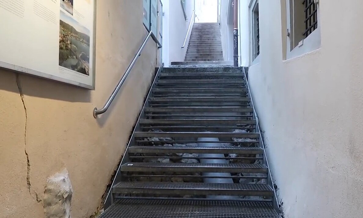 Лестница в переулке, между домами, под ней остатки римских терм