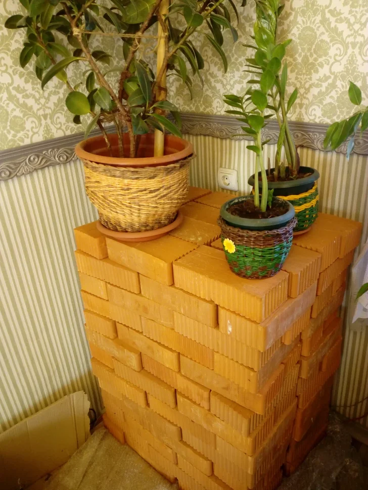 Живем среди кирпичей, используем их теперь для цветов. Это только одна стопка! Личное фото