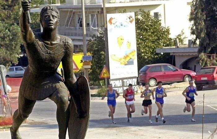 Современные марафонцы пробегают мимо памятника Фидиппиду