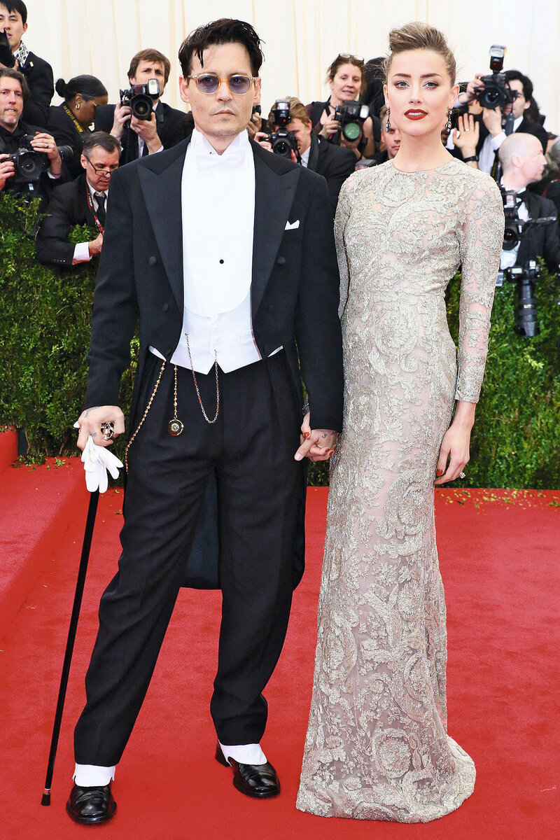 ДЖОННИ ДЕПП С ЖЕНОЙ, АКТРИСОЙ ЭМБЕР ХЕРД НА БАЛУ ИНСТИТУТА КОСТЮМА В НЬЮ-ЙОРКЕ, 2014.