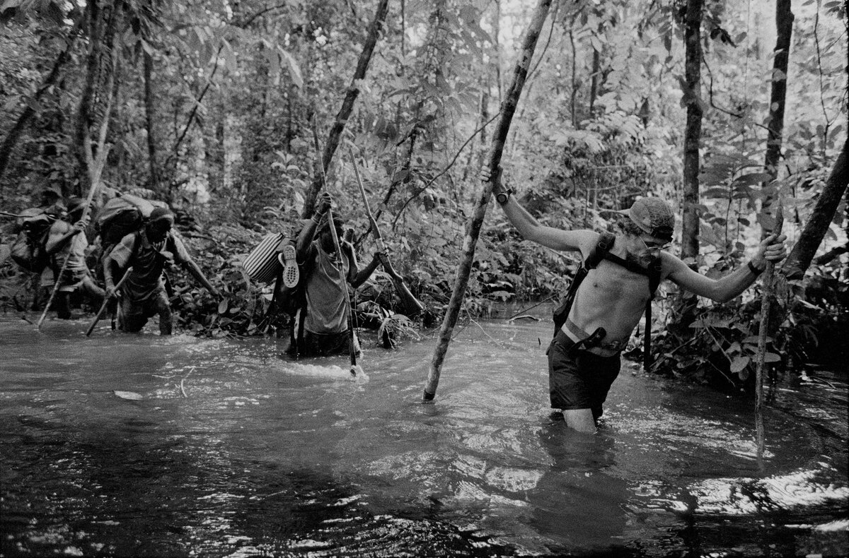 Майкл Фэй ведет свою команду через болото Гуалуго в Центральной Африке в начале 2000-мильного похода через Конго к побережью Атлантического океана в Габоне, 1999 год
