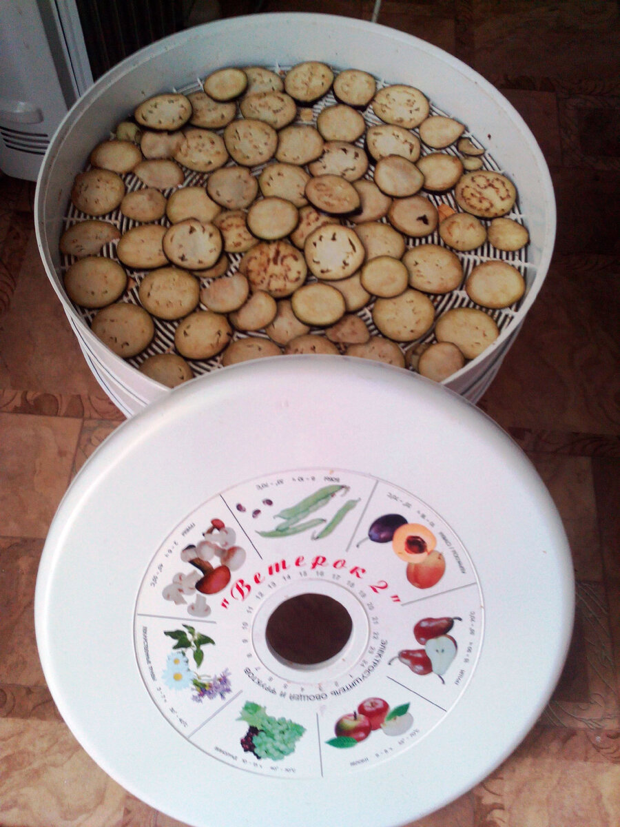 Баклажаны нарезаны пластинками, приготовлены для сушки.