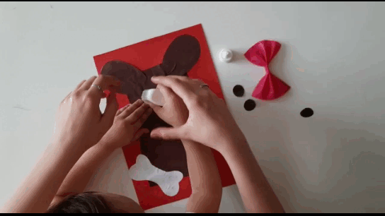 Пришло время приступить к оформлению мордочки. Приклеиваем глазки, носик.