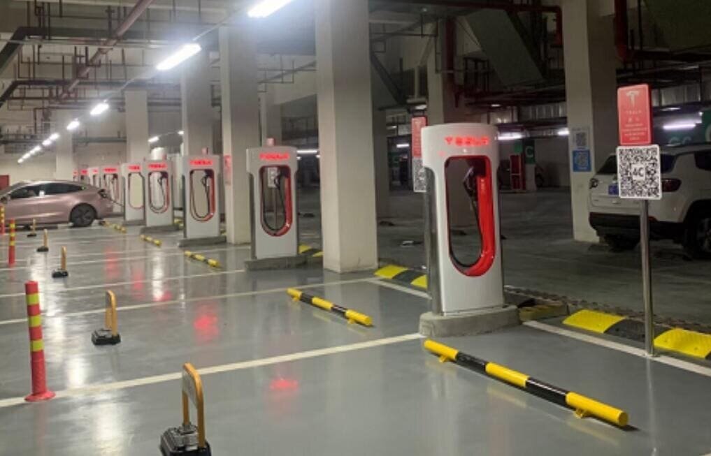 Станция Tesla V3 Supercharger из 12-ти зарядных устройств в г.Ичан (пров.Хубэй).