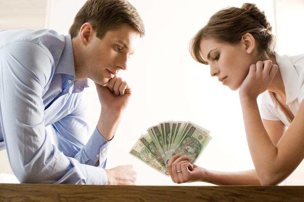 Совместное принятие решений супругами. Отношение к деньгам. Мужчина с деньгами. Женщина с деньгами. Муэчинас деньгами и женщина.