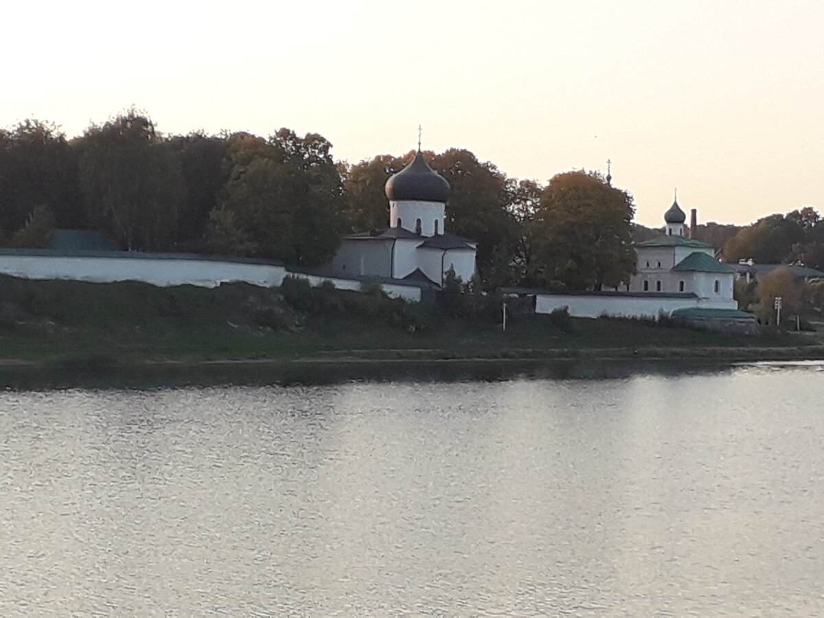      Река Великая визуально делит Псков на две части: на правом берегу реки стоит неприступная крепость псковского кремля, а на левом берегу – высятся христианские храмы.
