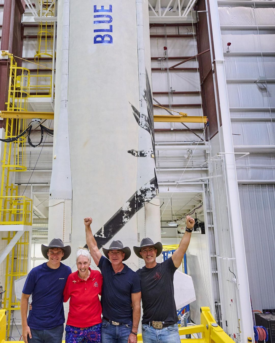 Экипаж миссии NS-16 у ракеты New Shepard. Слева направо: Оливер Дэмен, Уолли Фанк, Джефф Безос и Марк Безос