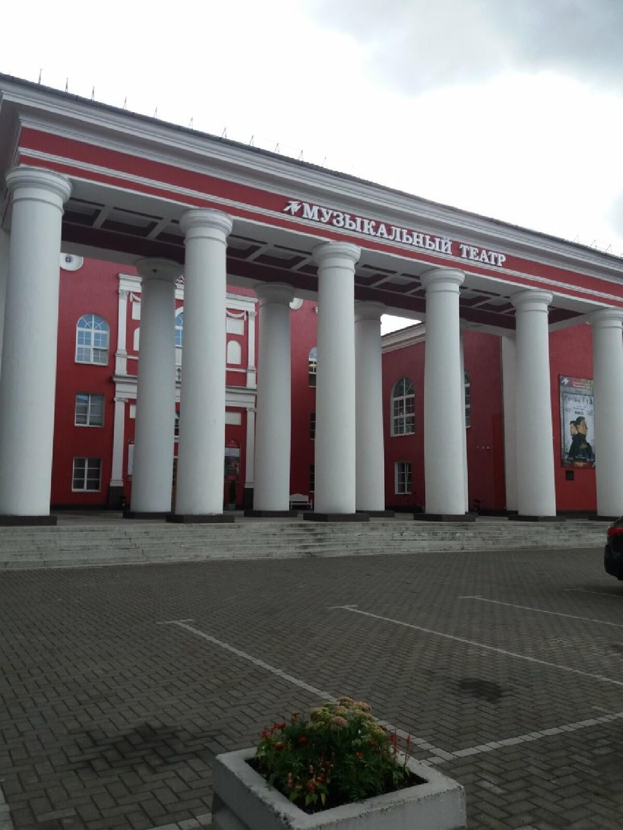 Ранее здесь был Дом культуры рыбаков . Знаменитое учреждение . Провели реставрацию и теперь здесь музыкальный театр . Театр находится рядом с прудом Близнецов.