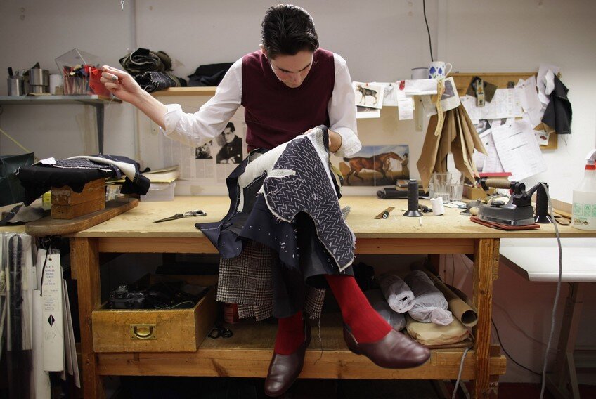 Портной за пошивом одежды