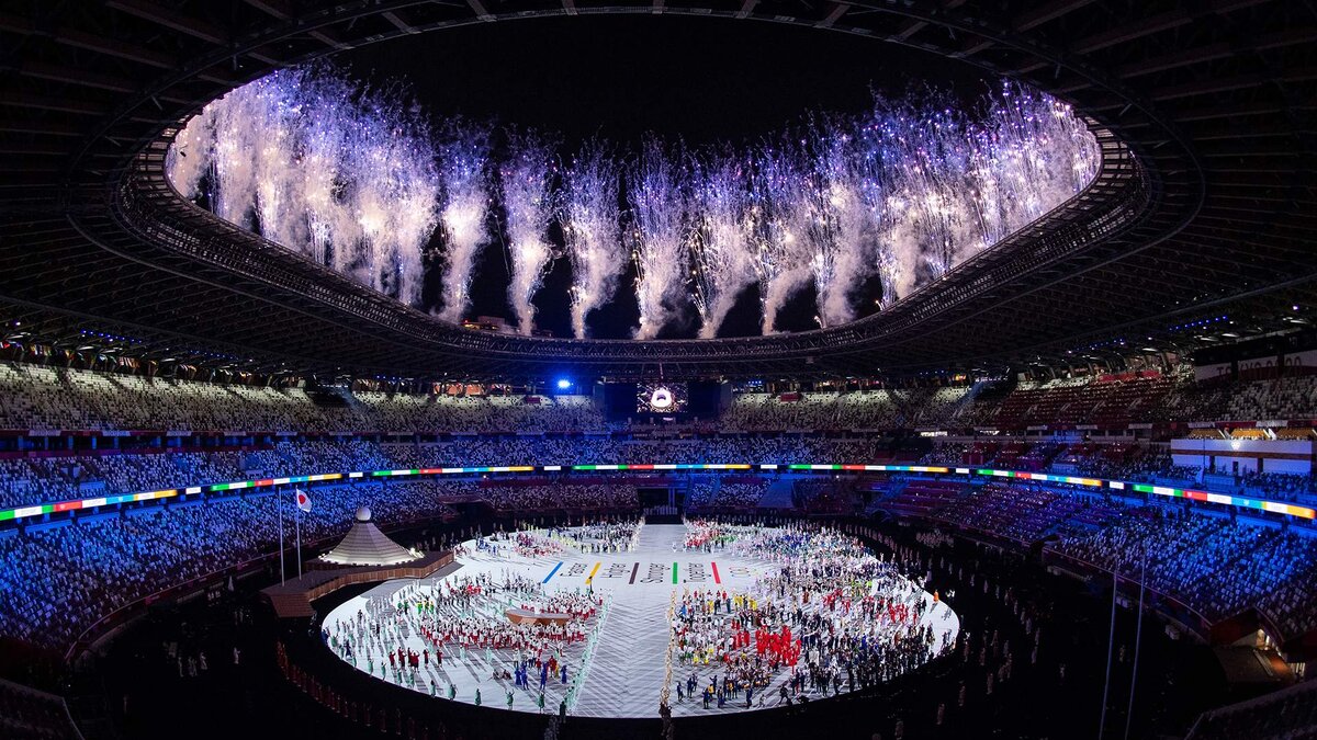 Церемония открытия XXXII летних Олимпийских игр. Японский национальный стадион, Токио. Трибуны пусты