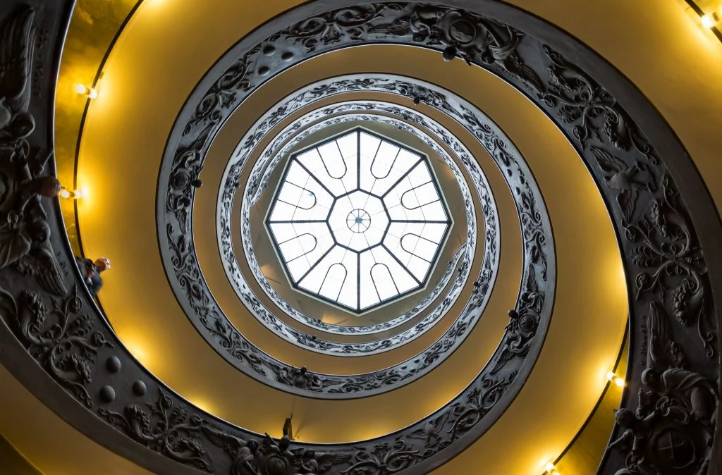 Лестница Джузеппе Момо в Ватикане. Вид снизу. Фото: Pixabay.com