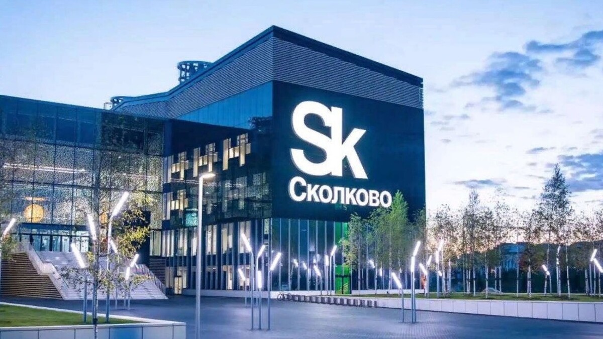 По замыслу Медведева, этот центр должен был превратить мощную научную базу страны в источник коммерческой прибыли. Результат известен. 