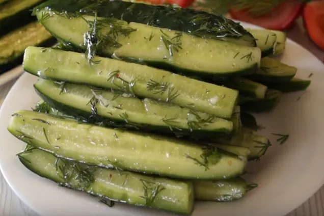 Малосольные огурцы с растительным маслом 