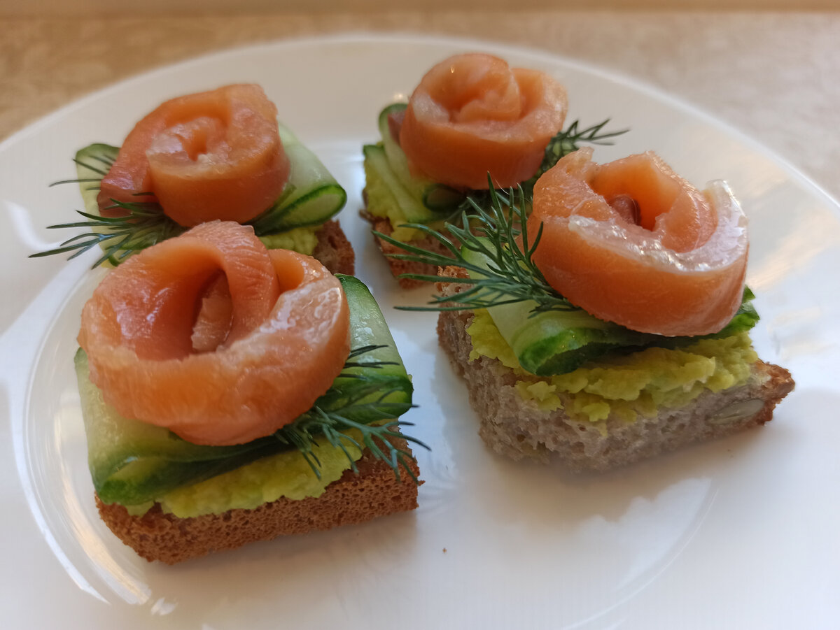 Горобец рыба красная. Украшение бутербродов с красной рыбой. Бутерброды с форелью. Малосолёная красная рыба горбуша. Нерпочка с красной рыбой на голове.