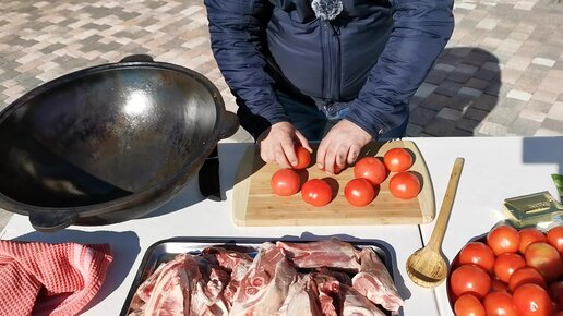 МЯСО ТОМЛЕНОЕ В ПОМИДОРАХ / Баранина в казане на костре томленая в томатах.