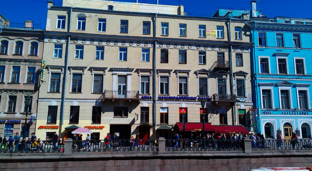 Дом в Петербурге на набережной канала Грибоедова. В советское время там находился ресторан "Чайка" - именно в нем Довлатов встречается с фарцовщиком Фредом 