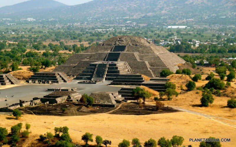 Теотиуака́н (аст. Teōtīhuacān — место, где родились боги, или город богов). Теотиуакан – город, где люди становятся богами
