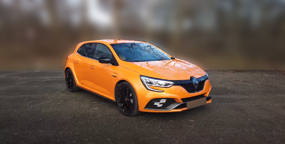 С оснащением RS 300 подвеска у автомобиля Megane комплектуется мягким режим поездки. Поэтому данный горячий хэтчбек подходит для повседневных поездок.-2