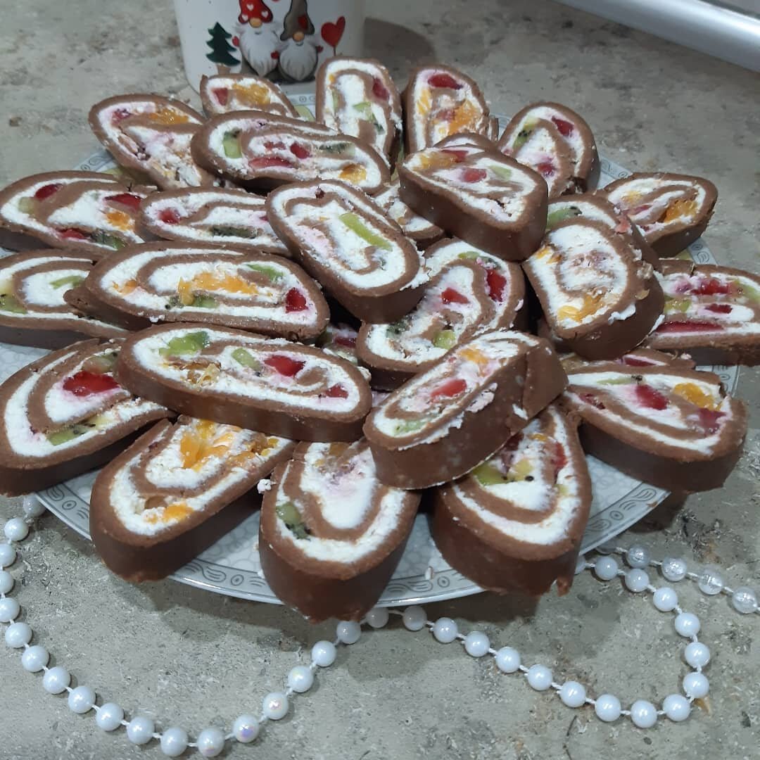 Сладкий рулет из печенья