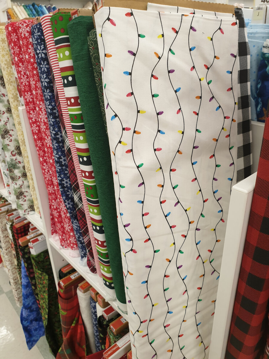 Среди принтов - разноцветные гирлянды... Фото автора. Листайте галерею. 